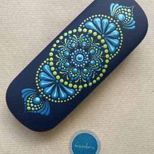 Sötétkék szemüvegtok színes pontozott mandala mintával - Meska.hu