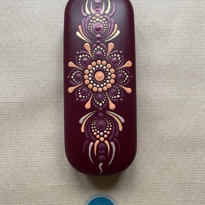 Bordó színű szemüvegtok pontozott mandala mintával - Meska.hu