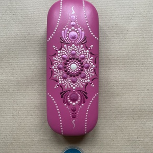 Magenta színű szemüvegtok pontozott mandala mintával - Meska.hu