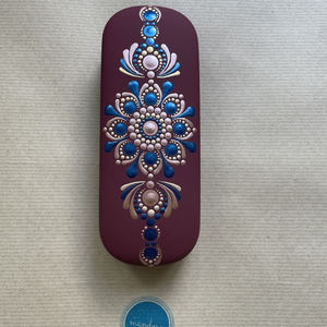 Bordó színű szemüvegtok pontozott mandala mintával - Meska.hu