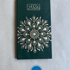 Mandalás zsebnaptár - zöld, Otthon & Életmód, Papír, írószer, Naptár & Tervező, Festészet, Zöld színű, arany-r-z-bronz színű pontozott mandalával díszített zsebnaptár. 
Méret: 9,5 x 17 x 1 c..., MESKA