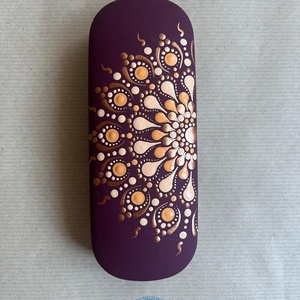 Szemüvegtok pontozott mandala mintával, Táska & Tok, Pénztárca & Más tok, Szemüvegtok, Festett tárgyak, Bordó színű szemüvegtok lazac-púder-bronz színű pontozott mandala mintával díszítve., MESKA