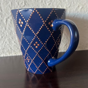 Sötétkék pontozott mintás bögre, Otthon & Életmód, Konyhafelszerelés, tálalás, Tálalás, Teás- és kávés pohár, készlet, Festett tárgyak, Sötétkék kerámia bögre bronz pontozott mintával.
Mosogatógépben mosni és áztatni nem szabad, mert a..., MESKA