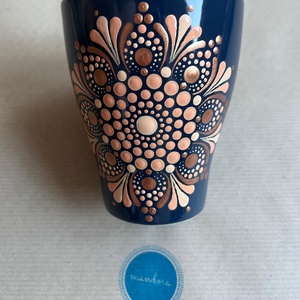 Sötétkék pontozott mandala mintás bögre, Otthon & Életmód, Konyhafelszerelés, tálalás, Tálalás, Teás- és kávés pohár, készlet, Festett tárgyak, Sötétkék kerámia bögre bronz-lazac színű pontozott mandala mintával.
Mosogatógépben mosni és áztatn..., MESKA