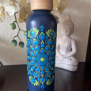  Sötétkék fém kulacs színes pontozott mandalával, Otthon & Életmód, Konyhafelszerelés, tálalás, Italos kellékek, Kulacsok, Festett tárgyak, MESKA
