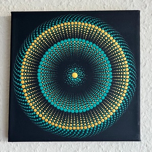 Türkiz-arany pontozott mandala - 20x20 cm, Otthon & Életmód, Dekoráció, Spiritualitás, Mandala, Festészet, 20x20 cm-es feszített vászon akrillal festve.
Fekete alapon türkiz-arany pontozott mandala.

A türk..., MESKA