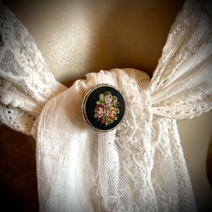 Régi ezüst bross petit point gobelin hímzéssek, 925 ezüst jelzett kitűző blúzra, kabátra, női vintage ékszer - ékszer - kitűző és bross - kitűző - Meska.hu