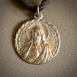 Jézus Krisztus fém (ezüst?) medál + bőr nyaklánc, szép állapotban, kb. 1960-as évekből retro ékszer, nyakék szentkép, Ékszer, Nyaklánc, Medálos nyaklánc, Ékszerkészítés, MESKA