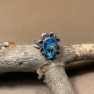 925 ezüstözött indiai gyűrű kék topáz szín kővel 7-es  méret (17 mm átmérő) indiai ezüst színű gyűrű - ékszer - gyűrű - statement gyűrű - Meska.hu