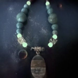 UFO nyaklánc sötétben világító szemekkel, Giorgio nyakék, uniszex ékszer galaxis medállal, ALIEN nyaklánc férfiaknak is!, Ékszer, Nyaklánc, Medálos nyaklánc, Ékszerkészítés, MESKA