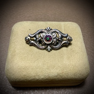 Régi csillogó fém bross, kitűző blúzra, kabátra, női vintage ékszer, antik bross, női pin, köves antik bross  - ékszer - kitűző és bross - Meska.hu