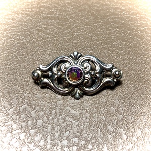 Régi csillogó fém bross, kitűző blúzra, kabátra, női vintage ékszer, antik bross, női pin, köves antik bross  - ékszer - kitűző és bross - Meska.hu