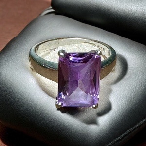 Modern ezüst gyűrű lila cirkon kővel, 925 ezüst ékszer, cirkónia köves gyűrű mérete 54 mm  - Meska.hu