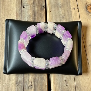 Ametiszt karkötő csiszolt ametiszt lapokból, kis méret: 4,8 cm átmérő, rugalmas ametiszt karperec, 4,8 cm átmérő lila - ékszer - karkötő - ásványkarkötő - Meska.hu