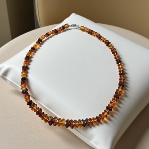 Eredeti balti borostyán nyaklánc apró, szögletesre csiszolt szemekből, 44 cm borostyán nyakék - Meska.hu