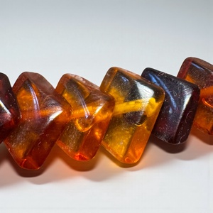 Eredeti balti borostyán nyaklánc apró, szögletesre csiszolt szemekből, 44 cm borostyán nyakék - ékszer - nyaklánc - medál - Meska.hu