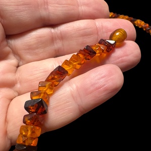 Eredeti balti borostyán nyaklánc apró, szögletesre csiszolt szemekből, 44 cm borostyán nyakék - ékszer - nyaklánc - medál - Meska.hu