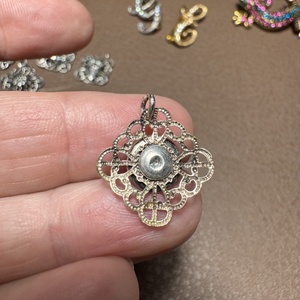 EZÜST vagy ezüstözött türkiz medál vintage fém medál, ékszer az 1970/80-as évekből, medál nyakláncra csillogó fémből  - ékszer - nyaklánc - medál - Meska.hu