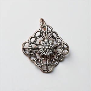 EZÜST vagy ezüstözött virág medál vintage fém medál, ékszer az 1970/80-as évekből, medál nyakláncra csillogó fémből  - ékszer - nyaklánc - medál - Meska.hu