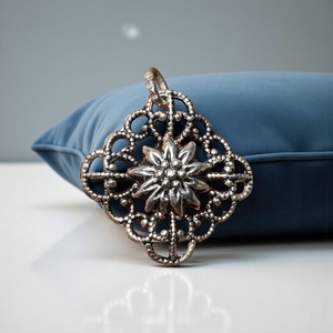 EZÜST vagy ezüstözött virág medál vintage fém medál, ékszer az 1970/80-as évekből, medál nyakláncra csillogó fémből  - Meska.hu