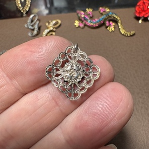 EZÜST vagy ezüstözött virág medál vintage fém medál, ékszer az 1970/80-as évekből, medál nyakláncra csillogó fémből  - ékszer - nyaklánc - medál - Meska.hu
