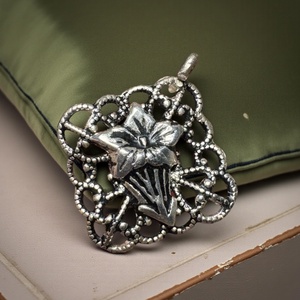 EZÜST vagy ezüstözött virág medál vintage fém medál, ékszer az 1970/80-as évekből, medál nyakláncra csillogó fémből  - ékszer - nyaklánc - medál - Meska.hu
