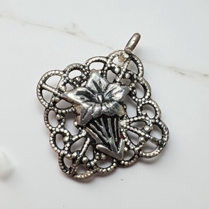 EZÜST vagy ezüstözött virág medál vintage fém medál, ékszer az 1970/80-as évekből, medál nyakláncra csillogó fémből  - Meska.hu