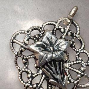EZÜST vagy ezüstözött virág medál vintage fém medál, ékszer az 1970/80-as évekből, medál nyakláncra csillogó fémből  - Meska.hu