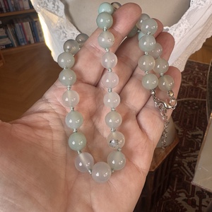 Kék akvamarin kövekből készült csomózott nyakék, kékdrágakő nyaklánc, akvamarin gyöngysor - ékszer - nyaklánc - gyöngyös nyaklánc - Meska.hu