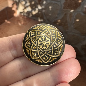 24 karát aranyozott damaszkált bross, vintage damaszkén toledói kitűző medá - ékszer - kitűző és bross - Meska.hu