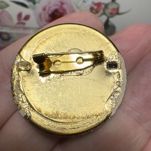24 karát aranyozott damaszkált bross, vintage damaszkén toledói kitűző medá - ékszer - kitűző és bross - Meska.hu