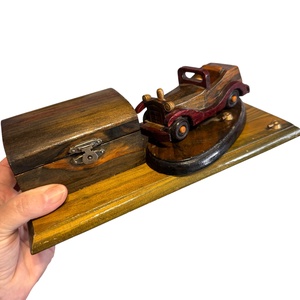 Oldtimer autó és fa láda, fából készült kézműves íróasztal dísz, régi autó mintás dísz 11x25 cm handmade vintage autó - Meska.hu