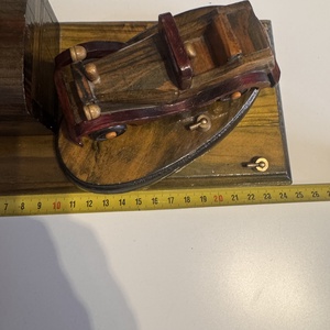 Oldtimer autó és fa láda, fából készült kézműves íróasztal dísz, régi autó mintás dísz 11x25 cm handmade vintage autó - otthon & életmód - dekoráció - asztal és polc dekoráció - asztaldísz - Meska.hu