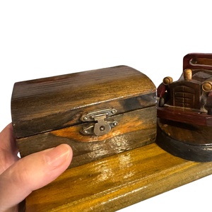 Oldtimer autó és fa láda, fából készült kézműves íróasztal dísz, régi autó mintás dísz 11x25 cm handmade vintage autó - otthon & életmód - dekoráció - asztal és polc dekoráció - asztaldísz - Meska.hu