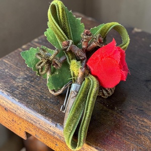 Régi rózsás bross kitűző, vintage bross kabátra, blúzra, zakóra kb. 8 cm retro virágos bross - Meska.hu