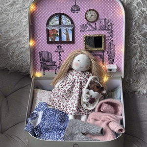 Öltöztethető baba világító koffer babaházban, Játék & Sport, Baba & babaház, Baba, Baba-és bábkészítés, Varrás, MESKA