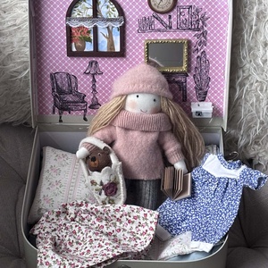 Öltöztethető baba világító koffer babaházban - játék & sport - baba & babaház - baba - Meska.hu