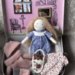 Öltöztethető baba világító koffer babaházban - játék & sport - baba & babaház - baba - Meska.hu