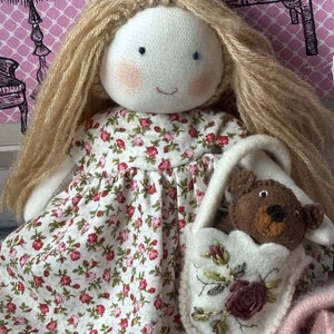 Öltöztethető baba világító koffer babaházban - játék & sport - baba & babaház - baba - Meska.hu