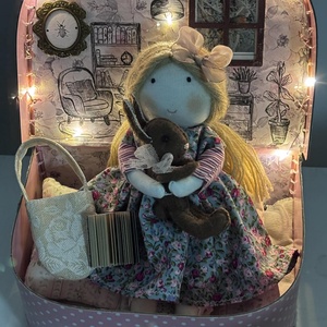 Öltöztethető baba világító koffer babaházban - játék & sport - baba & babaház - baba - Meska.hu