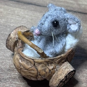 4cm-es mini egérke dióhéj kocsiban - Meska.hu