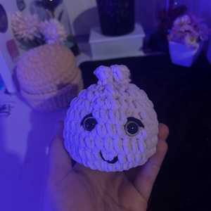 Horgolt Dumpling, Játék & Sport, Plüssállat & Játékfigura, Más figura, Horgolás, Puha, kézzel horgolt kis Dumpling figura, amelyhez egy hozzáillő, szintén horgolt tartó is tartozik..., MESKA