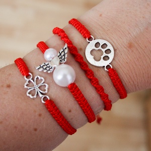 Makramé karkötő - Angyalka piros - ékszer - karkötő - fonott karkötő - Meska.hu