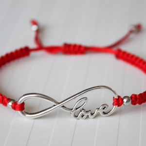 Makramé karkötő - Végtelen Love piros - ékszer - karkötő - fonott karkötő - Meska.hu