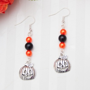 Fülbevaló halloween tök gyöngyökkel - Narancssárga/fekete, Otthon & Életmód, Dekoráció, Halloween, Halloweeni ékszerek, Ékszerkészítés, MESKA