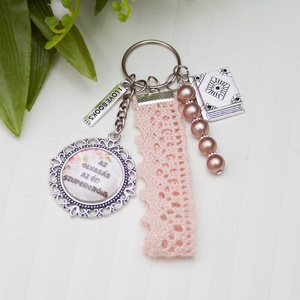 Kulcstartó, táskadísz - Könyvimádóknak, könyvmolyoknak - Bézs - táska & tok - kulcstartó & táskadísz - kulcstartó - Meska.hu