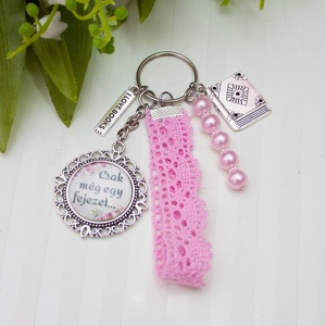 Kulcstartó, táskadísz - Könyvimádóknak, könyvmolyoknak - Rózsaszín - Meska.hu