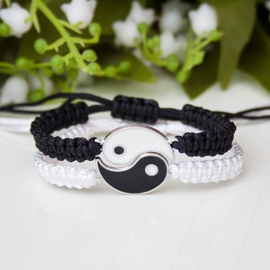 Páros karkötő pároknak, barátoknak, fonott makramé karkötő - Jin yang fekete/fehér, Ékszer, Karkötő, Fonott karkötő, Csomózás, MESKA