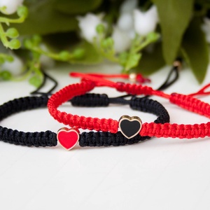 Páros karkötő, szerelem karkötő pároknak fonott makramé karkötő - Piros/fekete szívecskés, Ékszer, Karkötő, Fonott karkötő, Csomózás, MESKA