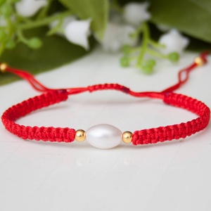 Fonott makramé karkötő - Gyöngyökkel piros, Ékszer, Karkötő, Fonott karkötő, Csomózás, MESKA